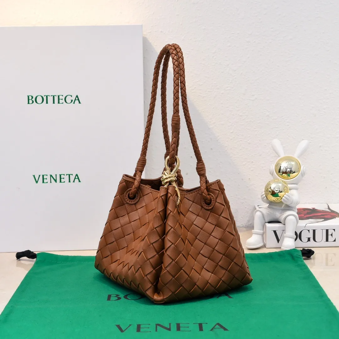 Batch 1760 BV home is new! Andiamo combines Bottega Veneta archives parachute handbags to inherit retro elements and integrate modern trends. The same style as Shu Qi's Beijing Night. It is a continuation of the classic bag. It has three functions: hand carry, shoulder and cross-body. It is embellished with metal brass knot buckles. The capacity of the small one is amazing. It can easily hold sunglasses in a box/small bottle of water/powder powder/charger and other daily necessities when going out. The upper body is versatile. Style number: 6569 Size: 21*17*16.5cm